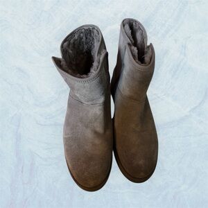 New without Box UGG Cory II Gray Suede Shearling Boots. Size 7.